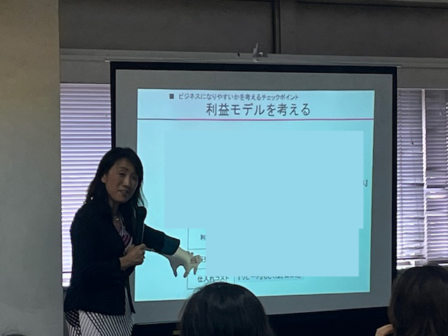 東京都女性起セミナー講師吉枝ゆき子講義の風景